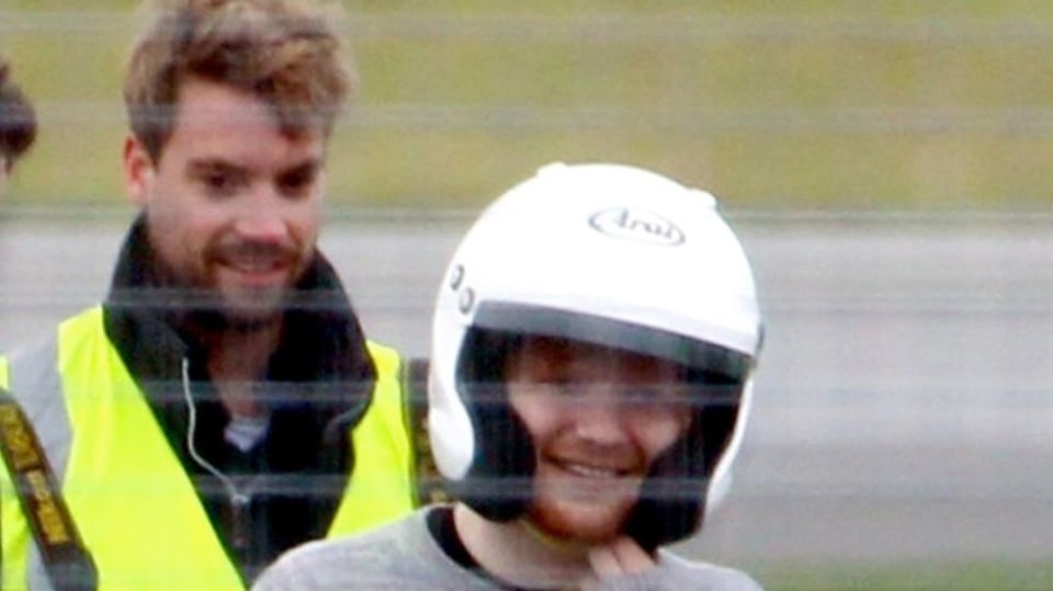 Ed Sheeran sice řidičský průkaz nemá, ale to mu účinkování v Top Gearu nezabránilo